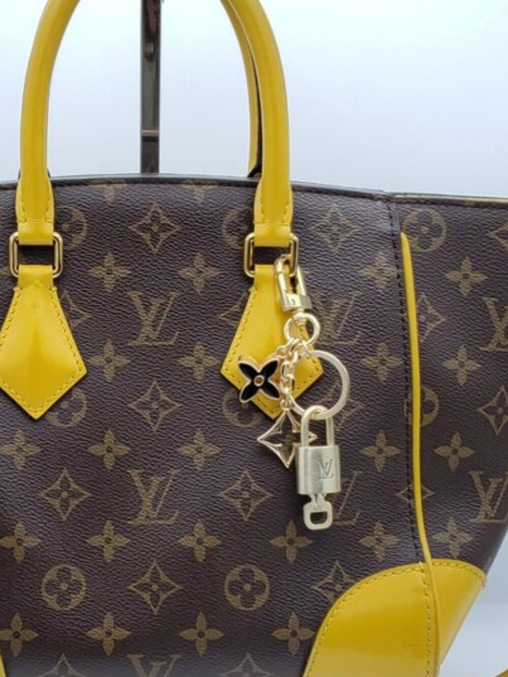 Louis Vuitton Authentic Gold Padlock 🔑 Key +Stylish Unbranded Flower Bag Charm - Picture 4 of 8